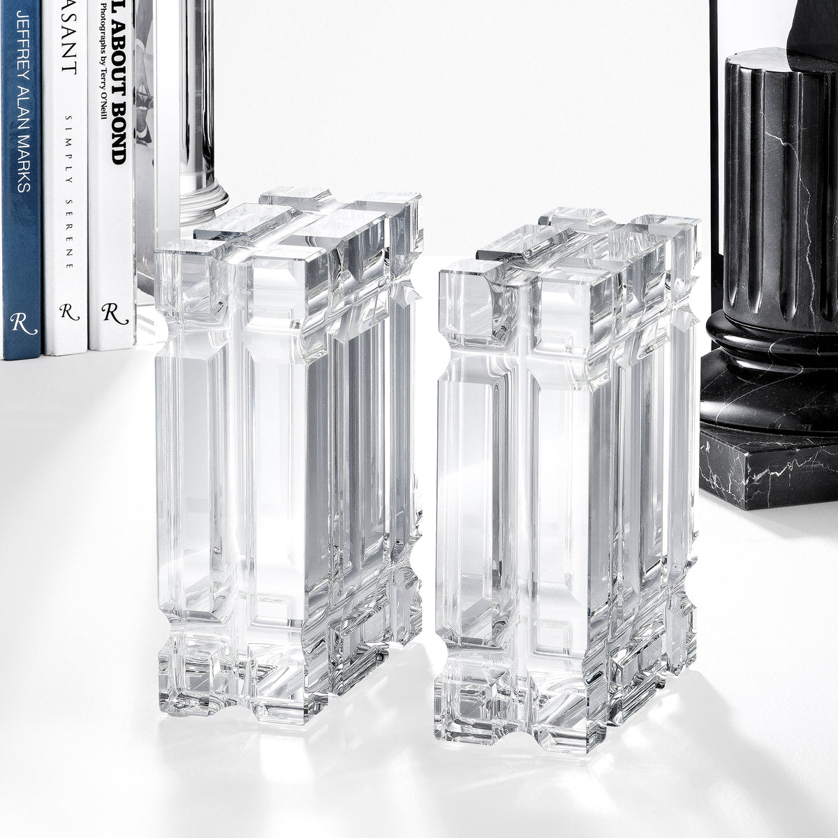 Eichholtz Bookend Linea crystal set of 2 Support your treasured books with the distinctive Linea Bookends. As a modern take on the impressive