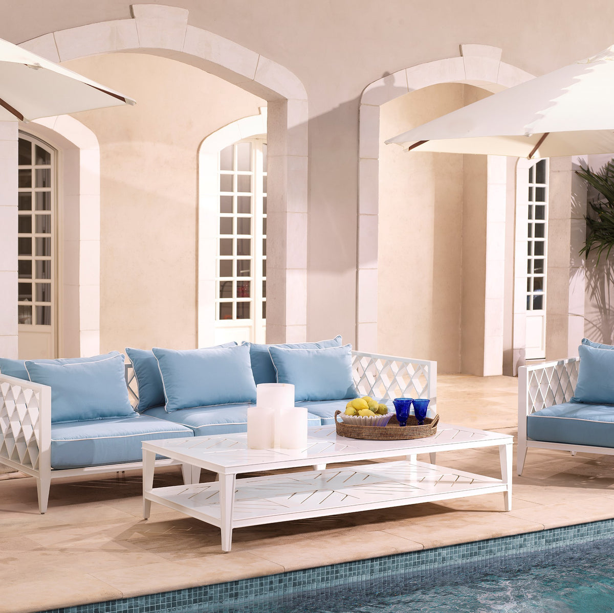 Eichholtz Outdoor Coffee Table Bell Rive rectangular white Made from heavy duty materials, the rectangular Bell Rive Coffee Table is a stylish addition to