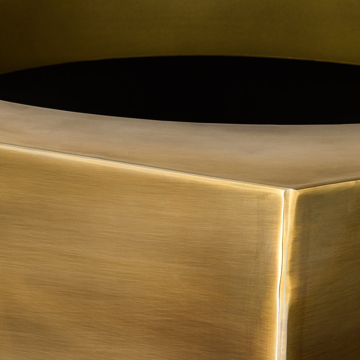 Eichholtz Planter Montura high vintage brass finish Elevate your indoor greenery with the Planter Montura, handmade in stainless steel and finished in v - 6