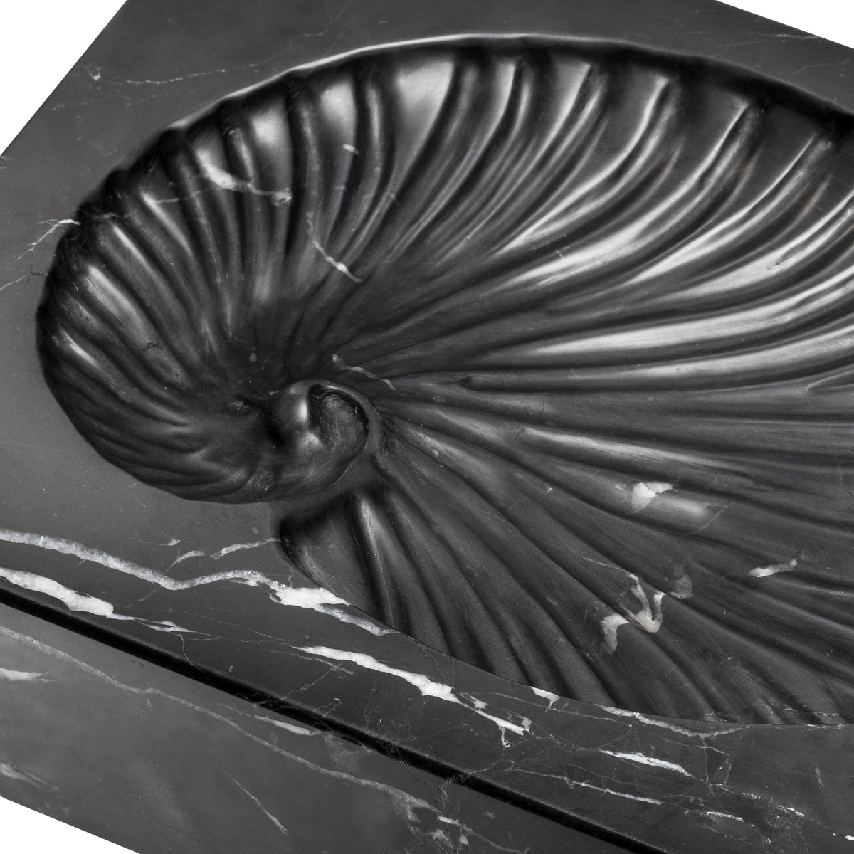 Eichholtz Object Conchiglia black marble Bring organic style into your home with the intricate Conchiglia object. This artsy object is crafte