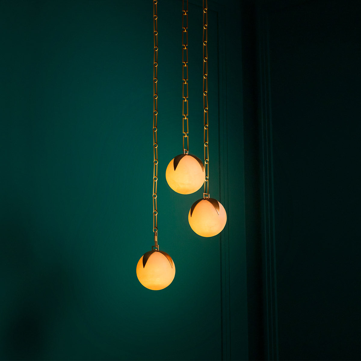 Close-up of Chandelier Alesa S highlighting Brass, Alabaster and Antique Brass, Alabaster (Image 10)