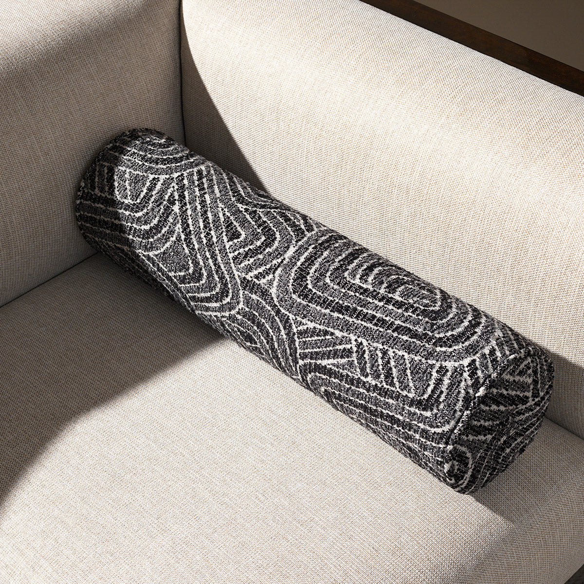 Alternate perspective of Cushion Amarante — Camari Black finish (Image 6)