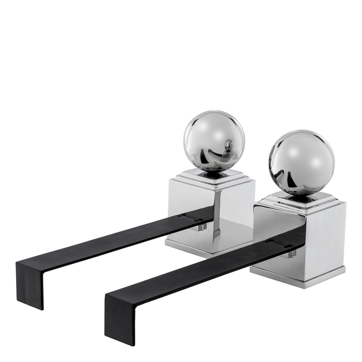 Eichholtz Andiron Viviers set of 2 fire from all sides. The elevation reduces the distance from the fire to the chimney,