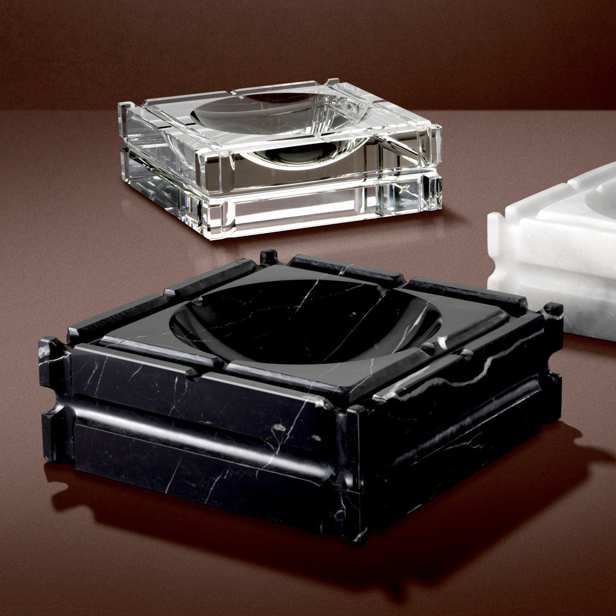 Eichholtz Ashtray Nestor features four cigarette rests. Square in shape, it takes influence from the elegant silhouettes of