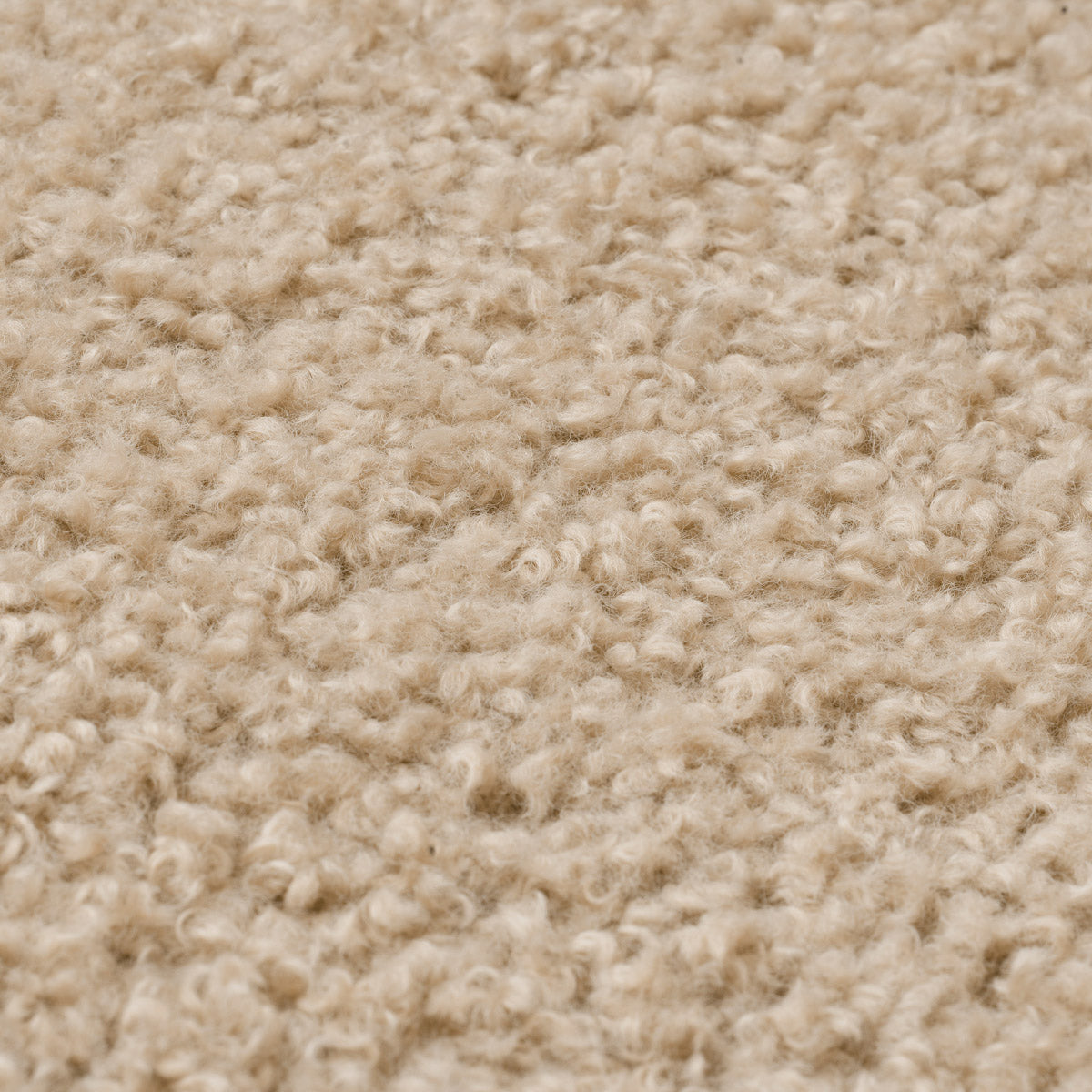 Eichholtz Chair Thames of elegance and comfort. Adorned in the captivating Canberra Sand hue, this chair exudes sophistication