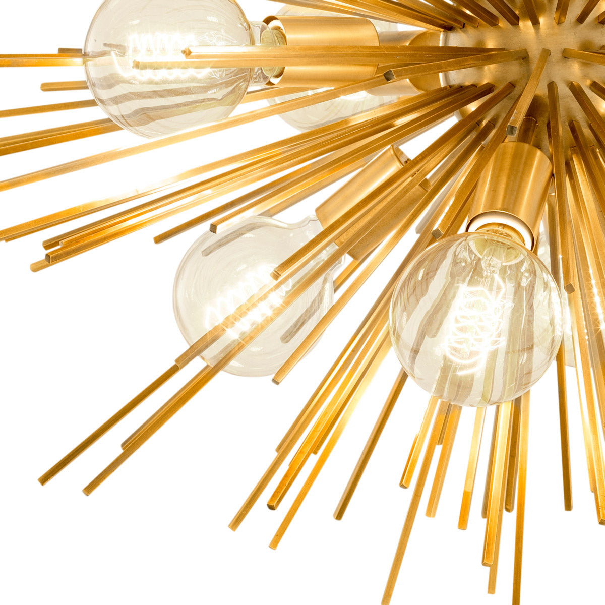 Eichholtz Chandelier Boivin rods with brass finish reflect the light of the light bulbs beautifully. This brilliant starburst