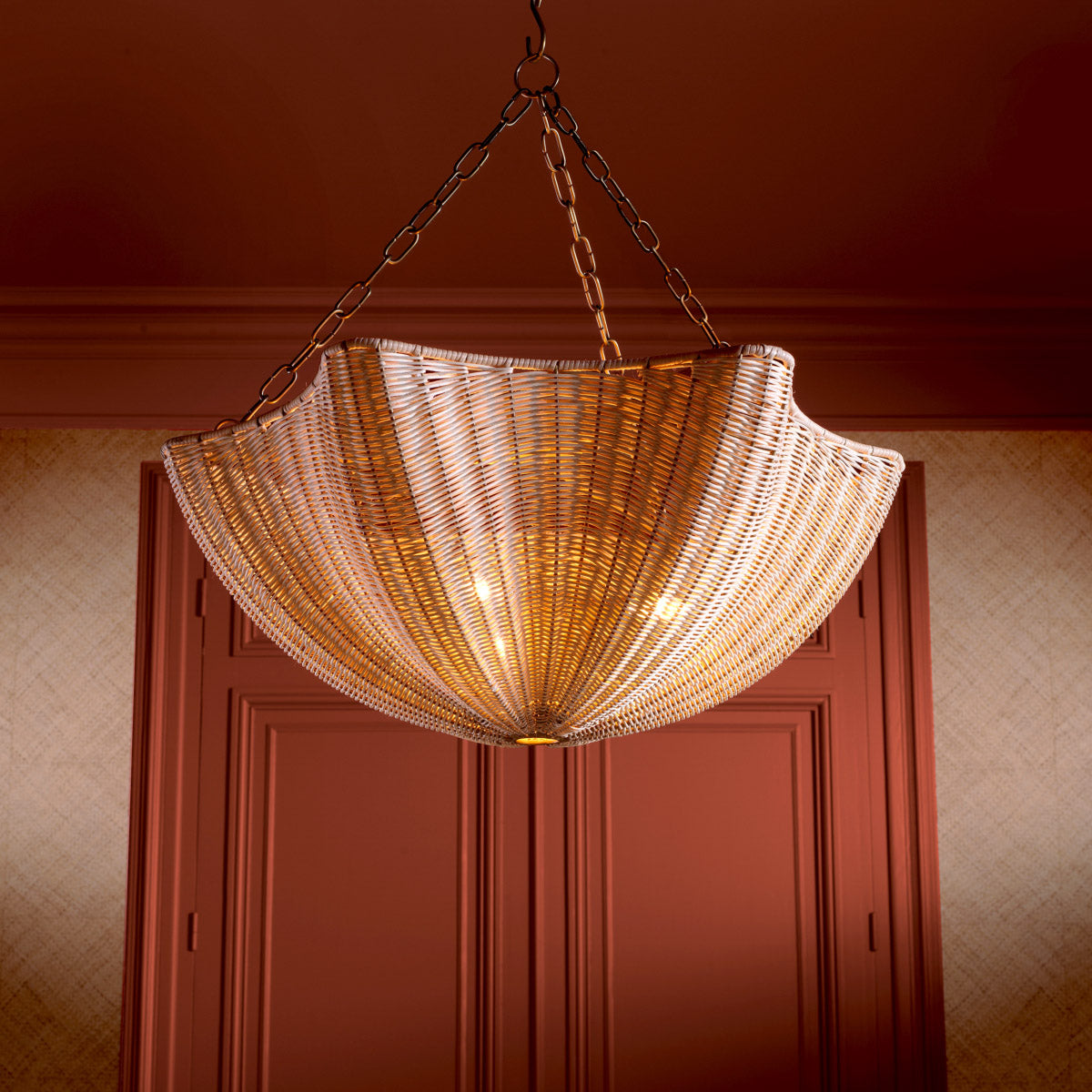 Eichholtz Chandelier Los Palmos elegance and a vintage brass finish. This wavy design captivates with its unique interplay of