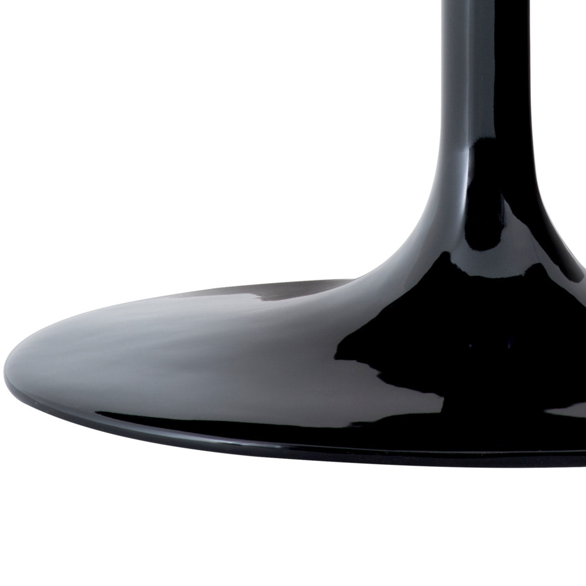 Eichholtz Dining Table Solo lounge a Mid-Century Modern appeal with the gorgeous oval Solo Dining Table. With its black