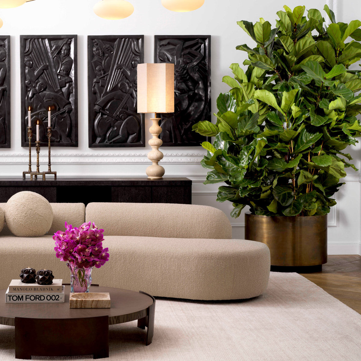 Eichholtz Planter Jasper round L fascinating colourways. Its vintage brass finish shows metallic gold blending into deep bronze and warm