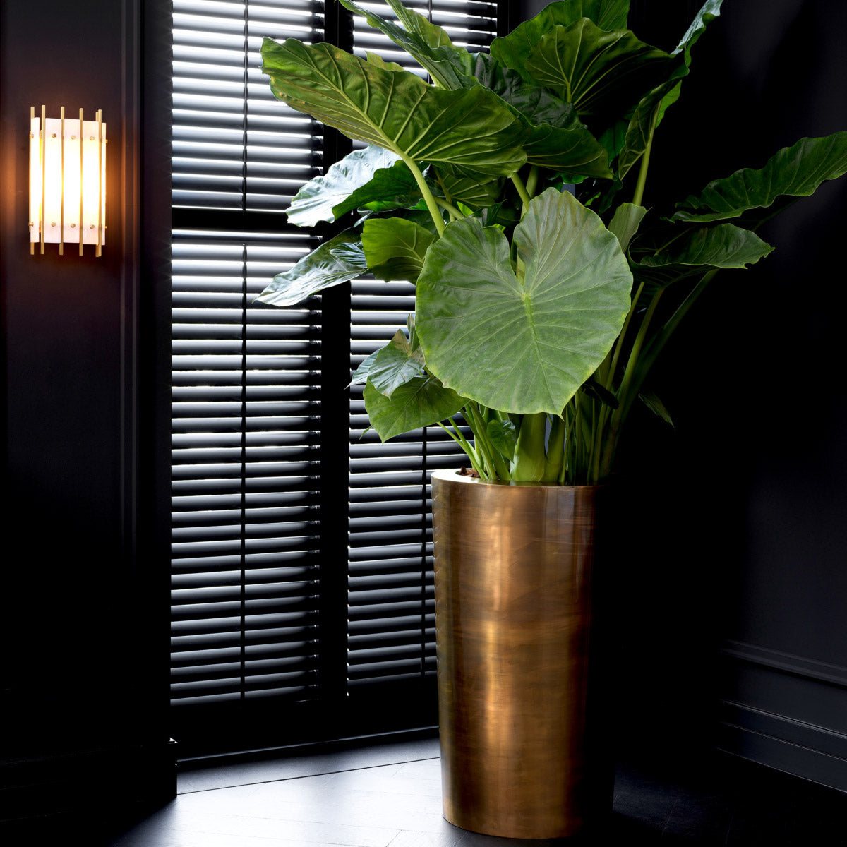 Eichholtz Planter Maddox vintage brass finish, imbuing it with a sophisticated antiquity ideal for any luxury interior design.
