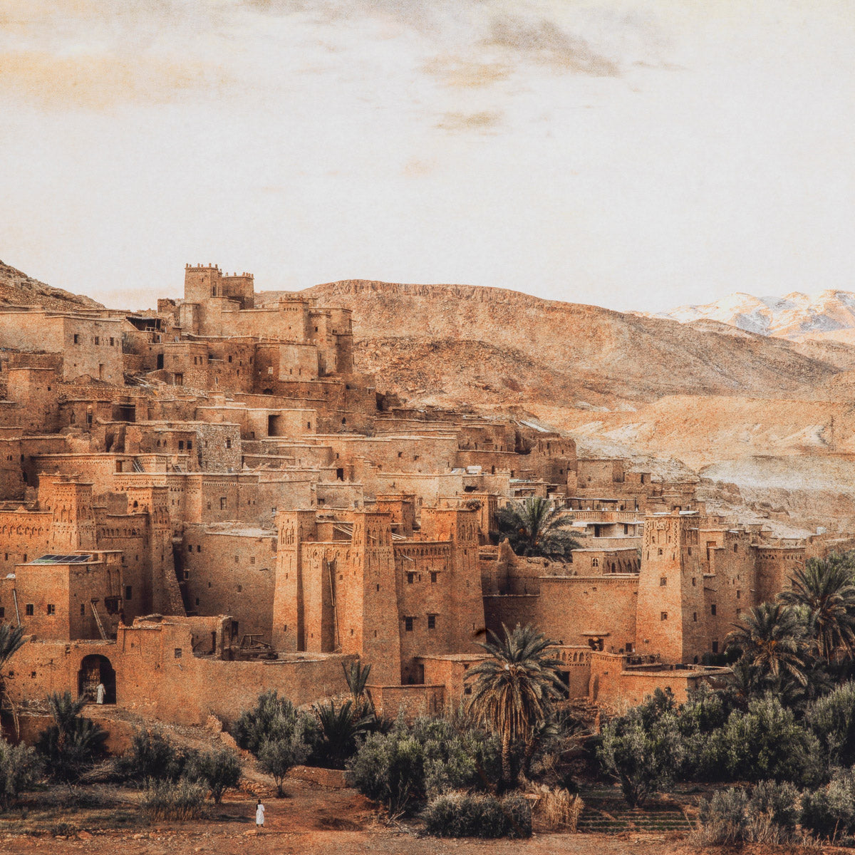 Eichholtz Print Marta Rossignol - Ait Ben Haddou beautifully captured the essence of the iconic ksar in a delicate brown wooden frame, in...