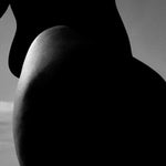 Eichholtz Print Philippe Vogelenzang - Vivian and clear glass. With a hand-engraved signature, this captivating artwork exudes modern bol...