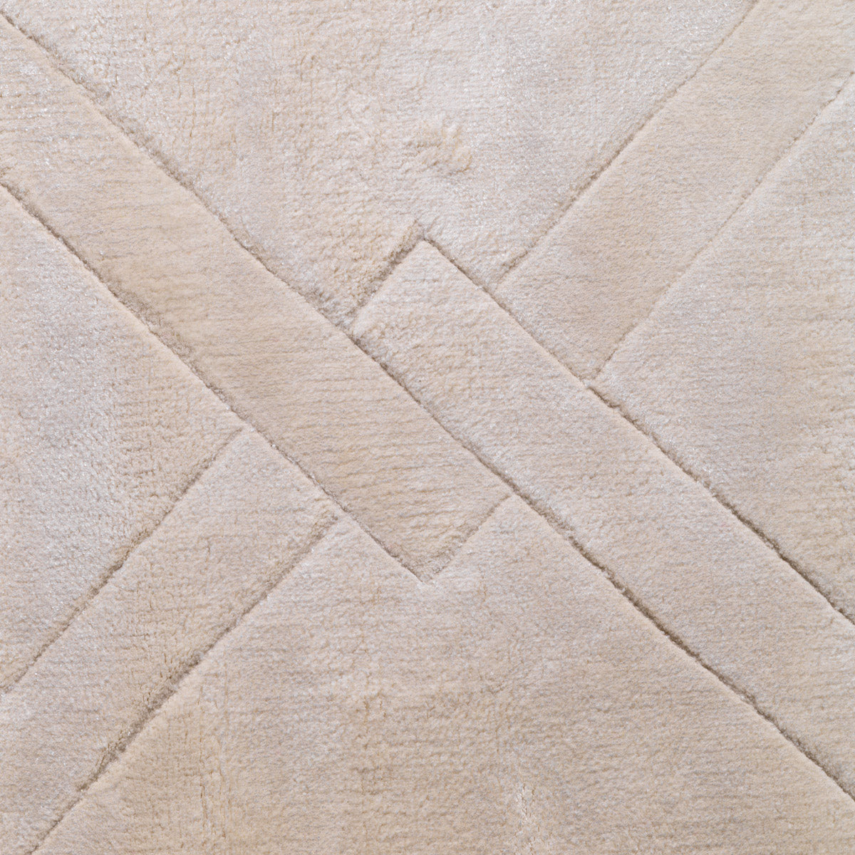 Eichholtz Rug La Belle 200 x 300 cm a velvety texture. It is beautiful, noise dampening and very comfortable. Rug La Belle 200