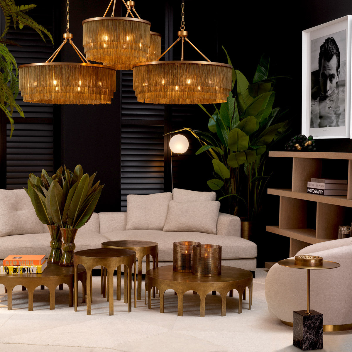 Eichholtz Side Table Cole top is embellished with raised edges. It sits on a sleek stem which firmly rests