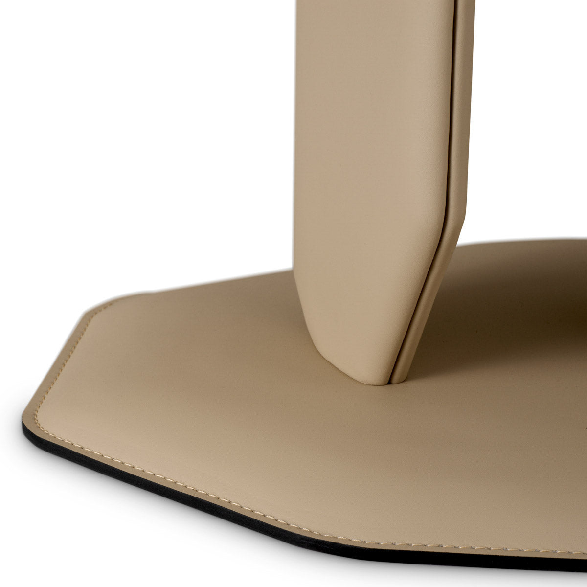 Eichholtz Side Table Maurizio embodies timeless allure and contemporary charm. Side Table Maurizio Crafted by Eichholtz this side table