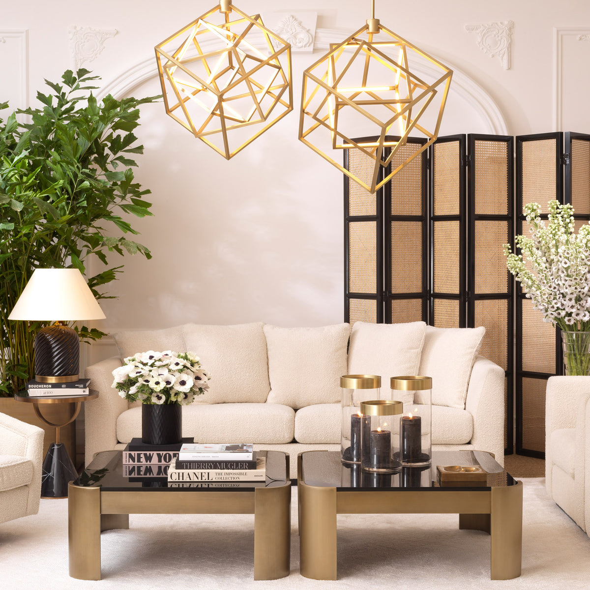 Eichholtz Side Table Park Lane base of faux black marble, it has a modern structure with clean lines by design,