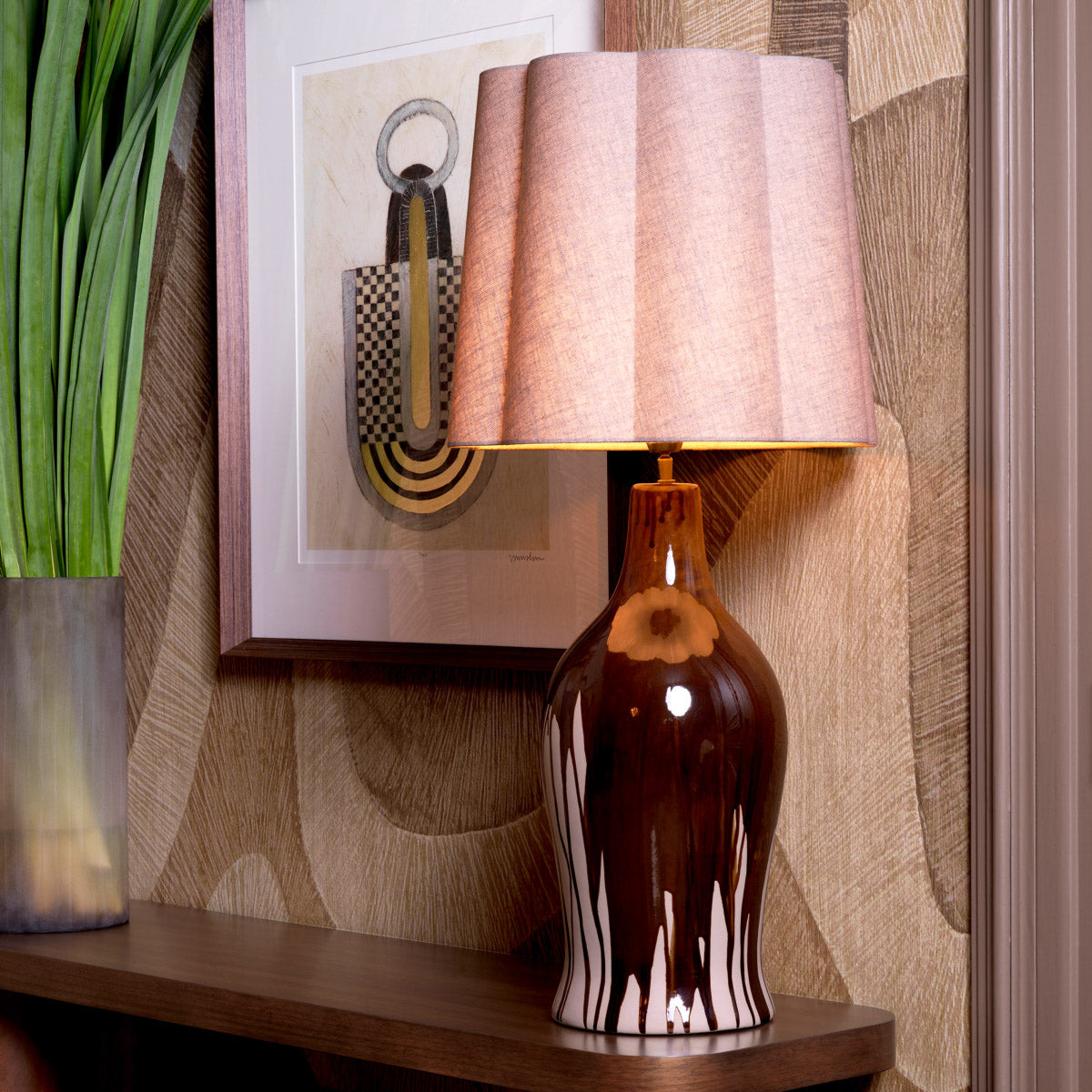 Eichholtz Table Lamp Beatriz by a vintage brass accent. This unique piece boasts a specially crafted linen mix shade,