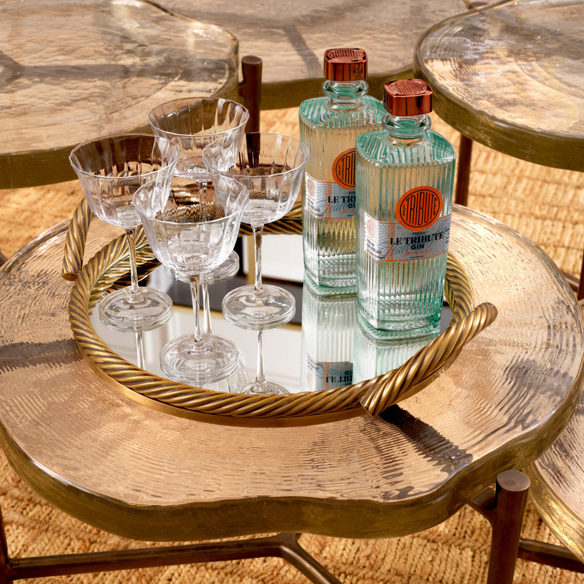 Eichholtz Tray Salvi Round This round serving accessory, with its vintage brass finish and mirrored glass, is a testament