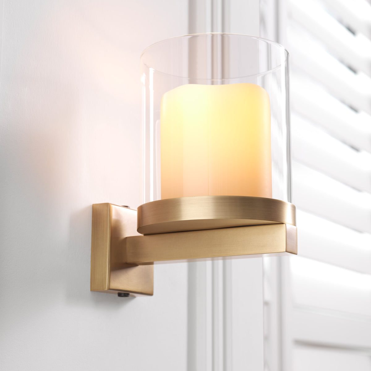 Eichholtz Wall Lamp Donovan is the perfect atmospheric addition to both contemporary and traditional interiors. Supplied with a faux