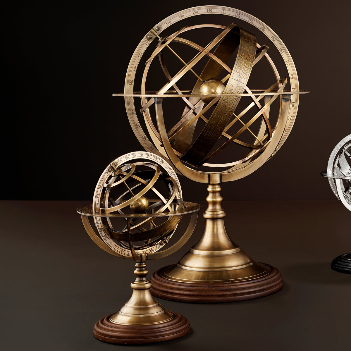 Eichholtz Globe L character to any shelf, desk, or tabletop. Globe L Crafted by Eichholtz this deco accessory