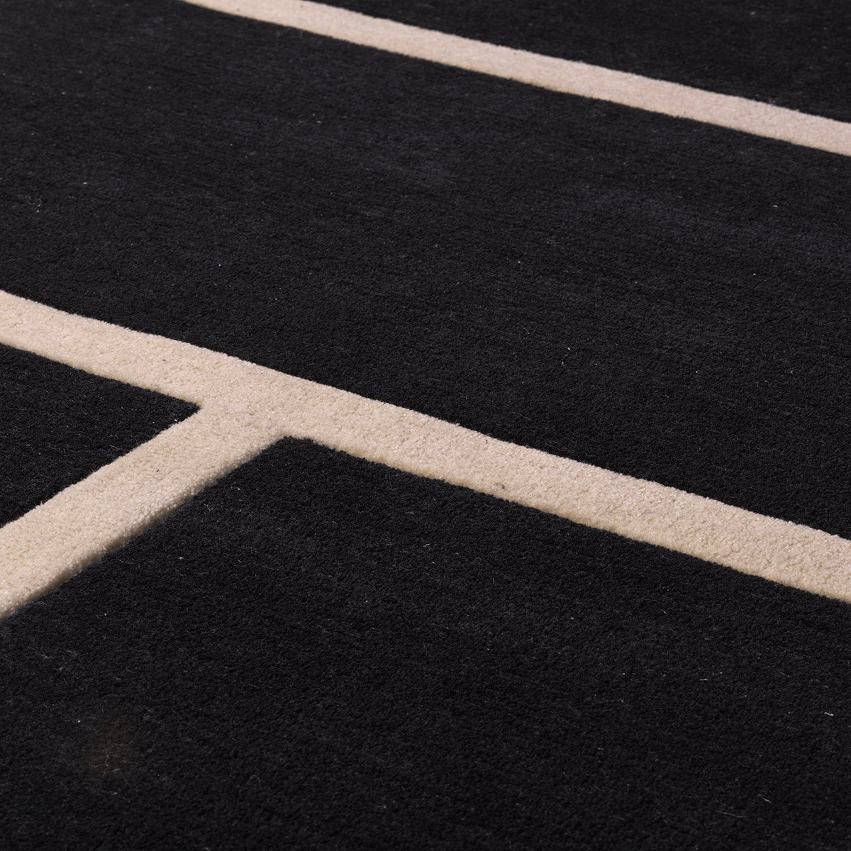 Eichholtz Rug Omar black off-white 300 x 400 cm Carpet Omar 300 x 400 is created with a pure New Zealand wool pile to ensure lasting quality and ult