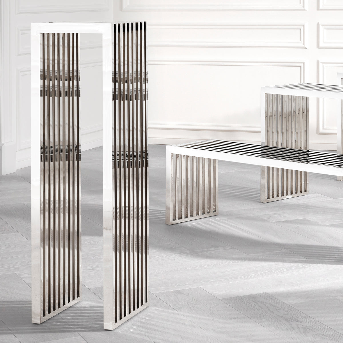 Eichholtz Column Carlisle Characterised by an architectural design and a slanted line pattern, the sleek and shiny Carlisle Co