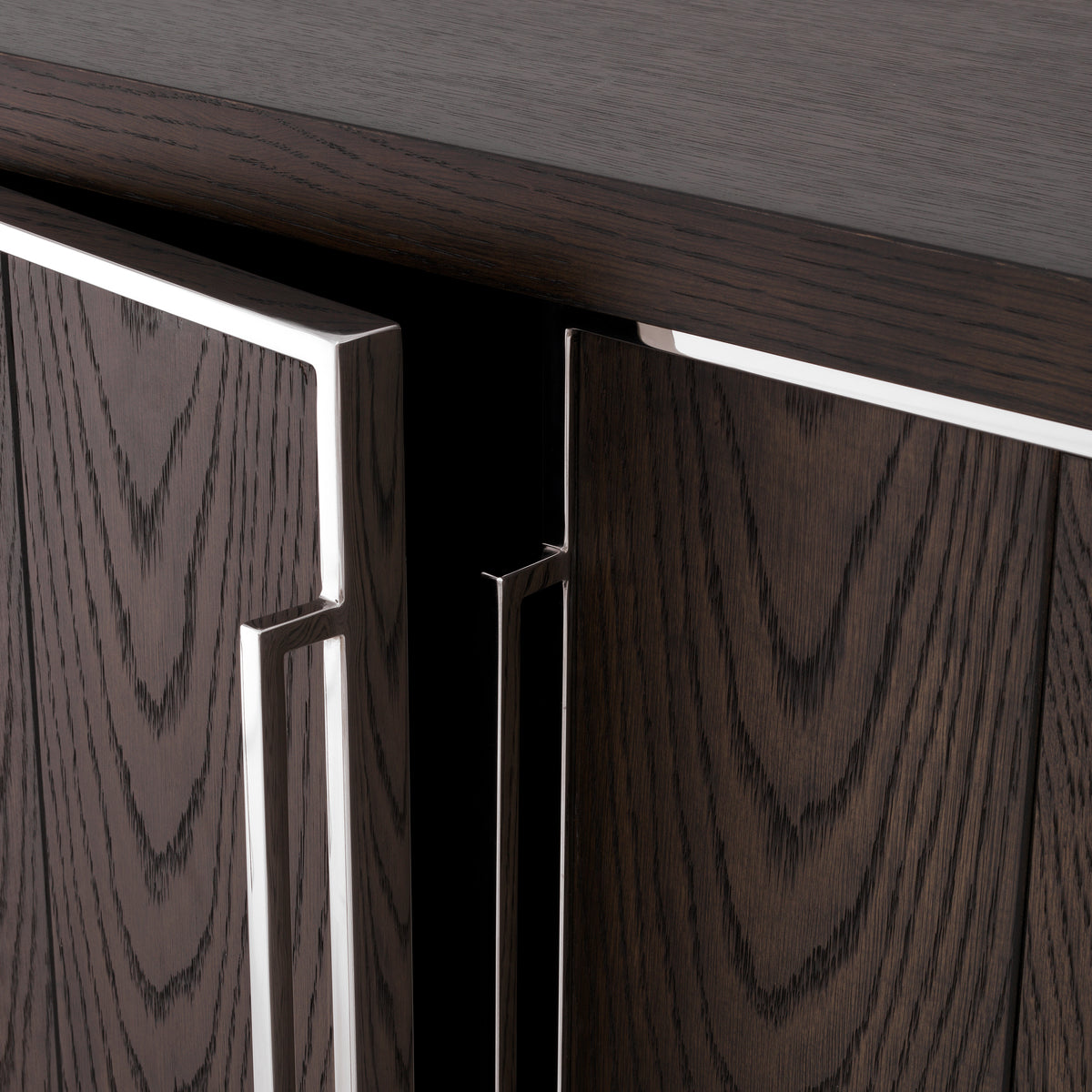 Eichholtz Dresser Renzo mocha crown oak veneer Add elegance to your living room with the classy Renzo Dresser. Exuding mid-20th century appeal, thi