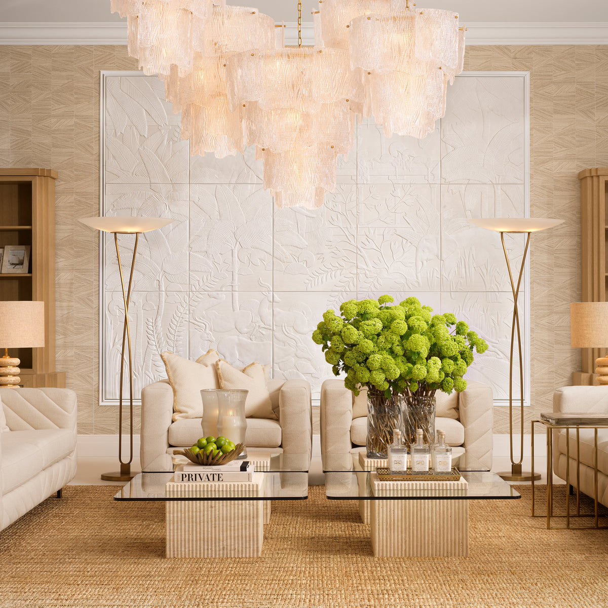 Eichholtz Chair Avellino rêve cream Elevate your living space with the Eichholtz Avellino Armchair, upholstered in luxurious Rêve cream