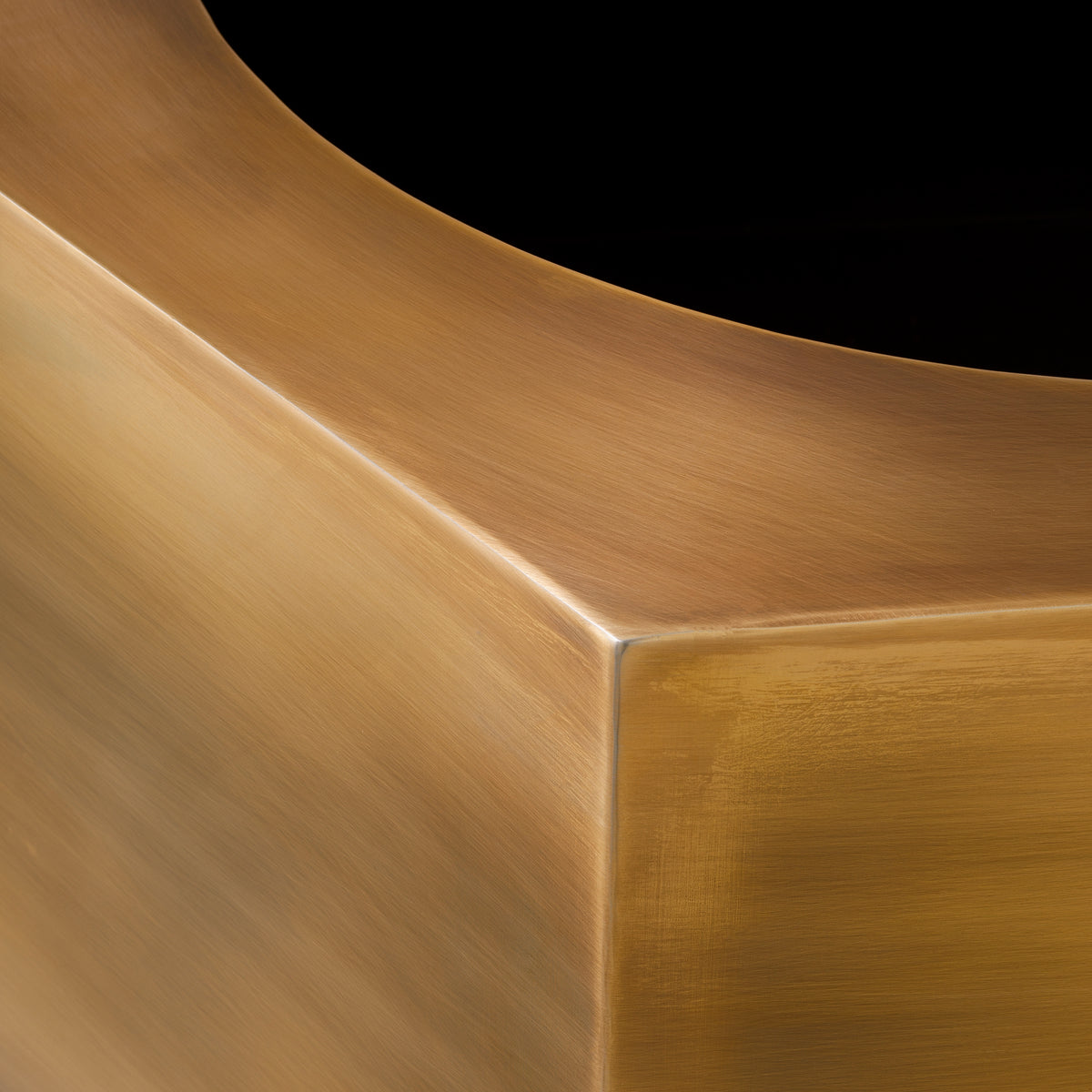 Eichholtz Planter Montura low vintage brass finish Transform your interior greenery with the Planter Montura in vintage brass finish, a handmade stainl - 7