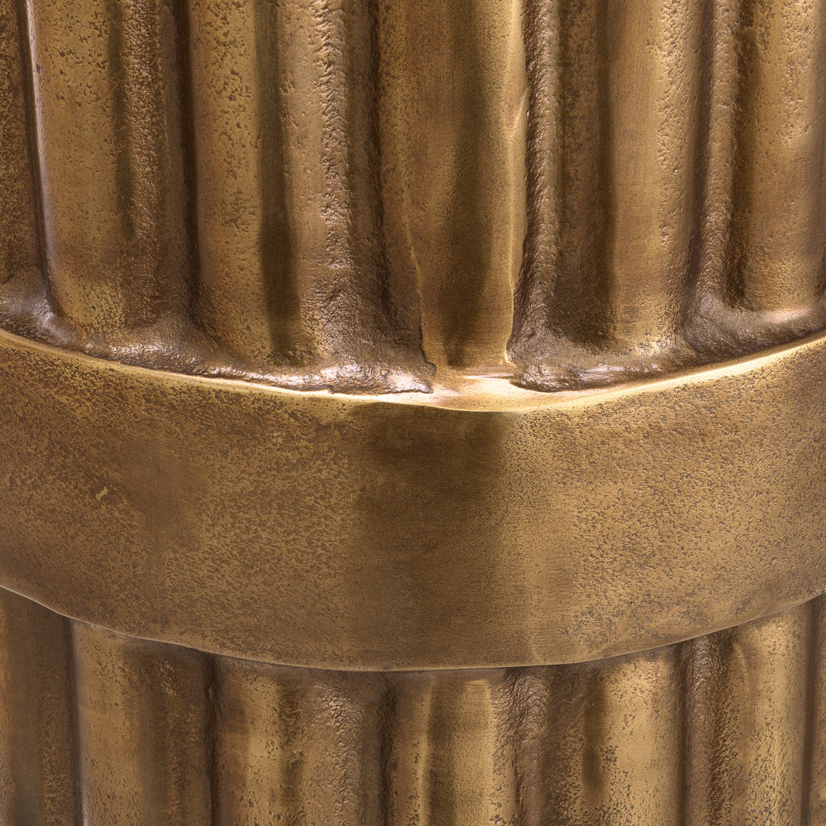 Detail shot of Side Table Padua S craftsmanship — Brass accents (Image 5)
