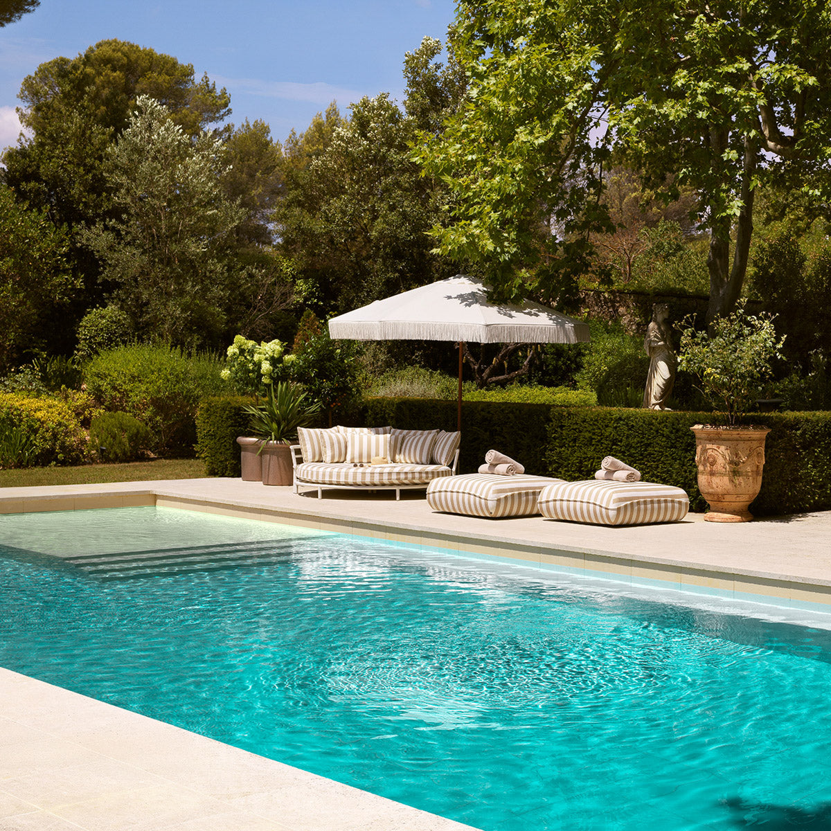 Outdoor Bed Laguno Matte white finish | florent beige 100% solution-dyed acrylic Outdoor 119805 3