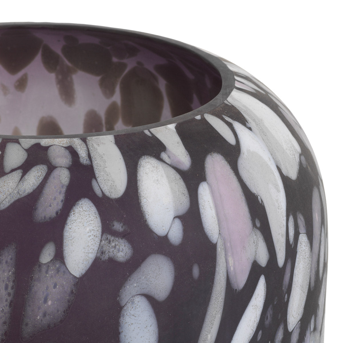 Detail shot of Vase Foxdale S craftsmanship — Glass accents (Image 5)