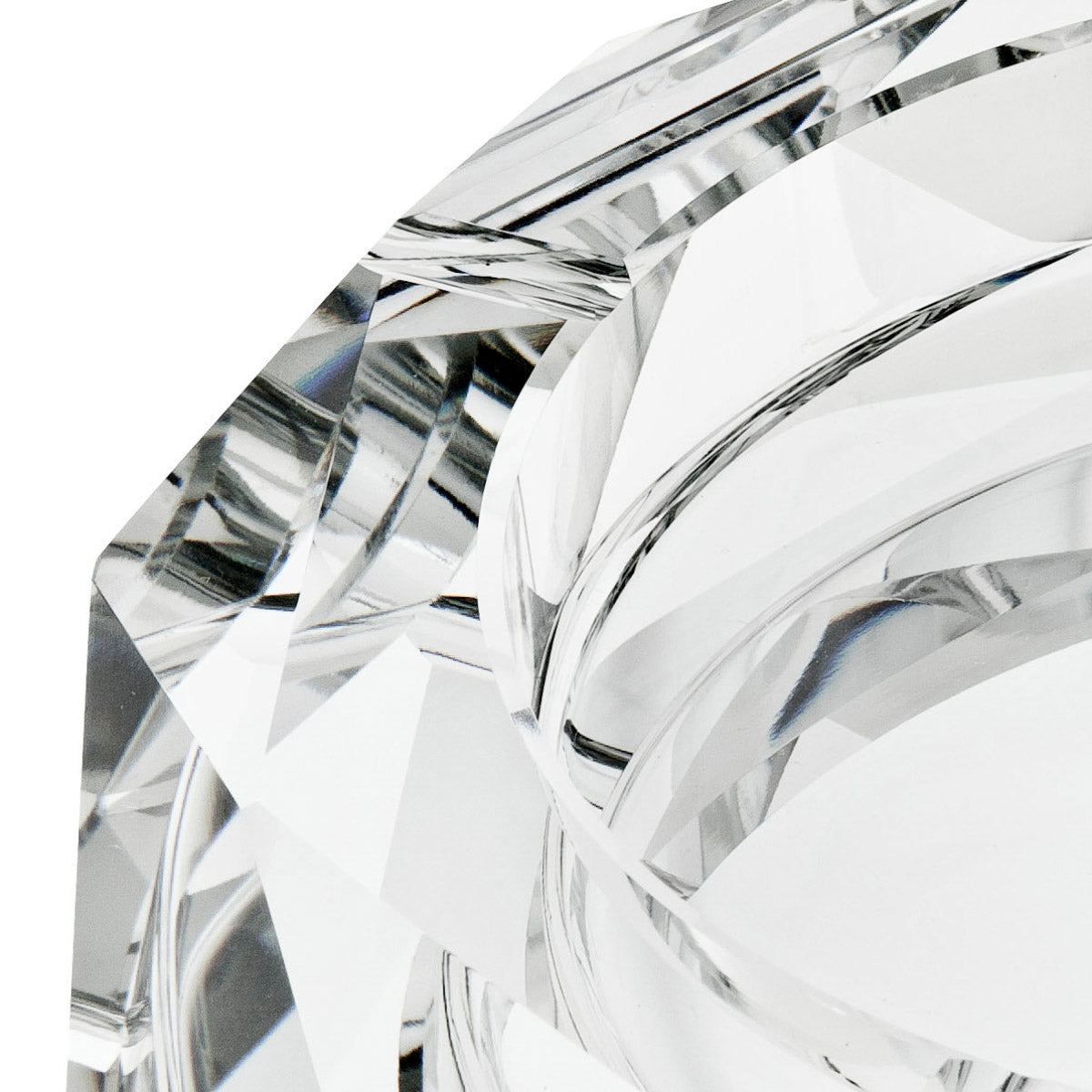 Eichholtz Ashtray Bruce forming inside the ashtray. The outside of the piece has an intricate look that is