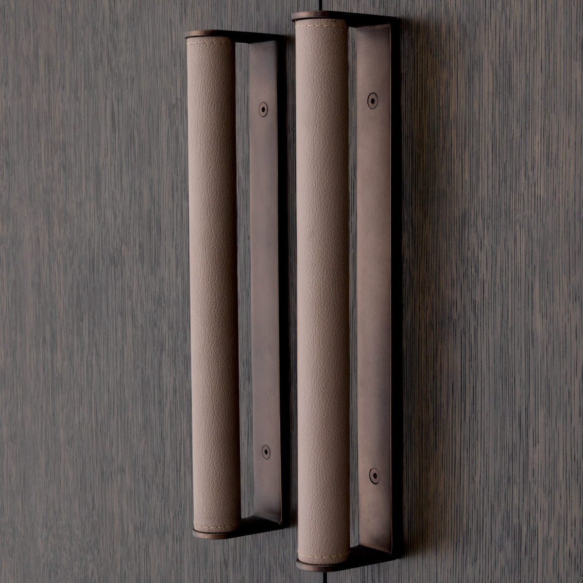 Eichholtz Bar Cabinet Harrison hanging racks that together can accommodate up to 16 wine or cocktail glasses. Medium bronze