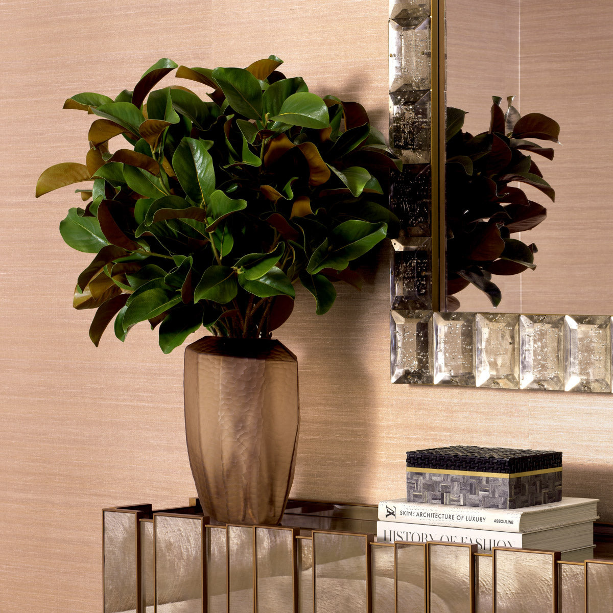 Eichholtz Bundle of Magnolia leaves 24 pcs crafted leaves, this arrangement captures the lush, glossy texture and deep green hues of real