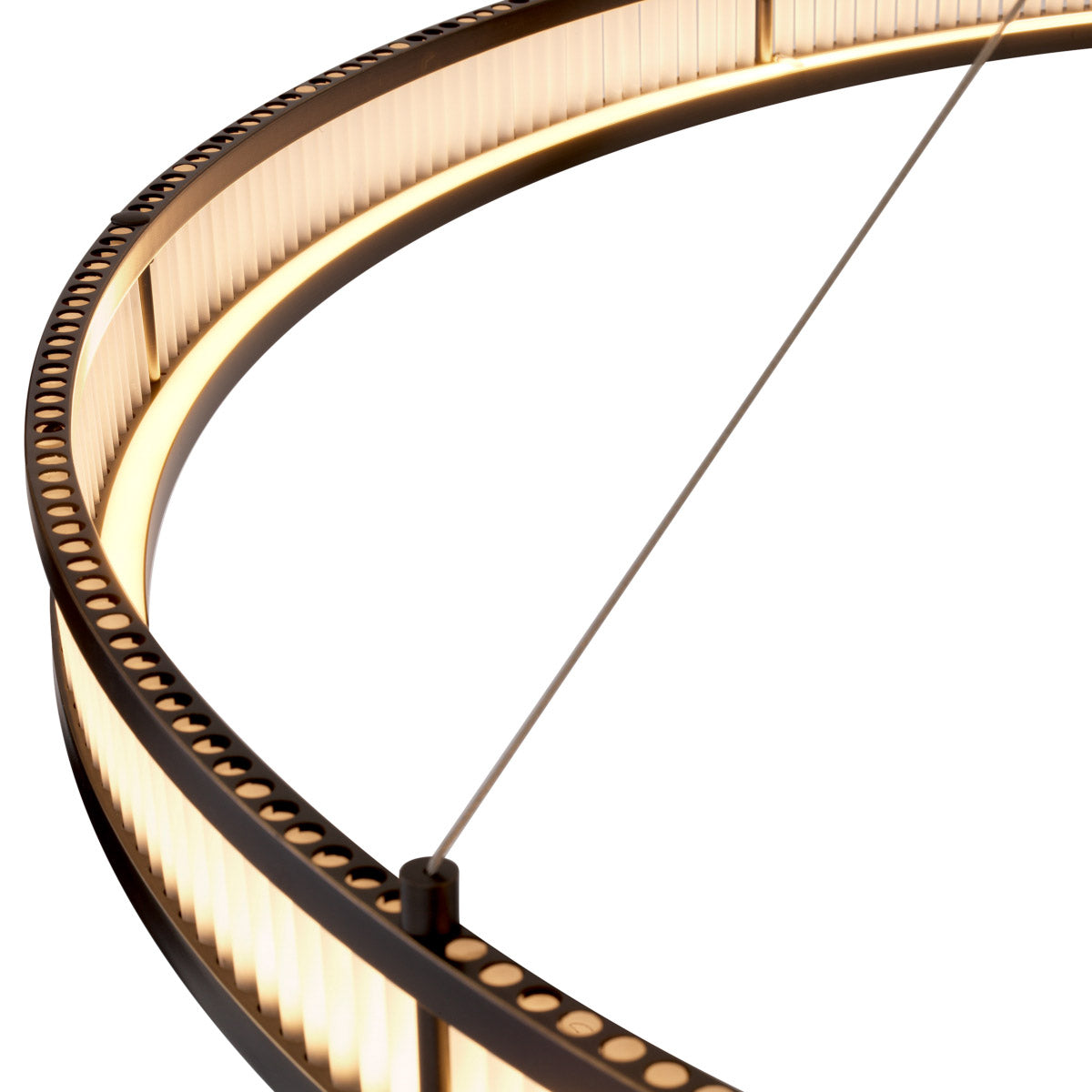 Eichholtz Chandelier Damien XL waiting to reflect the light in a hundred different ways. The ring can be hung