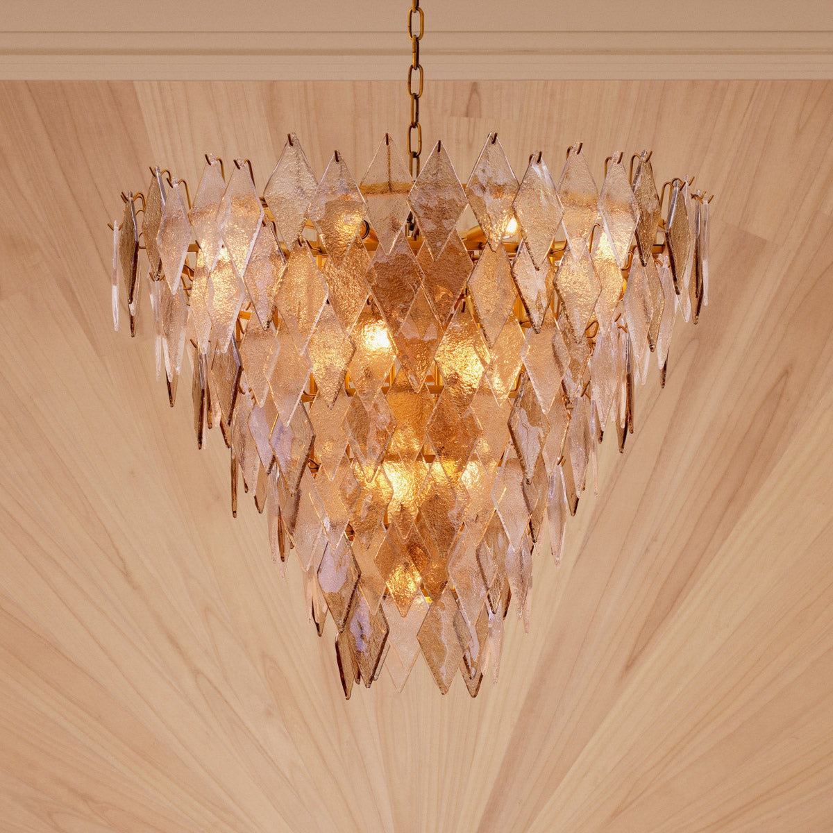 Eichholtz Chandelier Rhombus L an antique brass finish. This luxurious centerpiece captivates with its rhombus design, casting a warm,