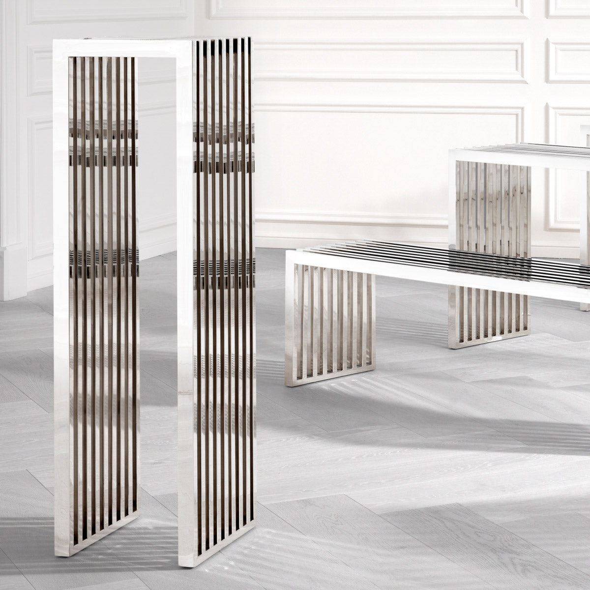 Eichholtz Column Carlisle Column is a fine addition to modern and contemporary dÃ©cors. It is crafted from stainless