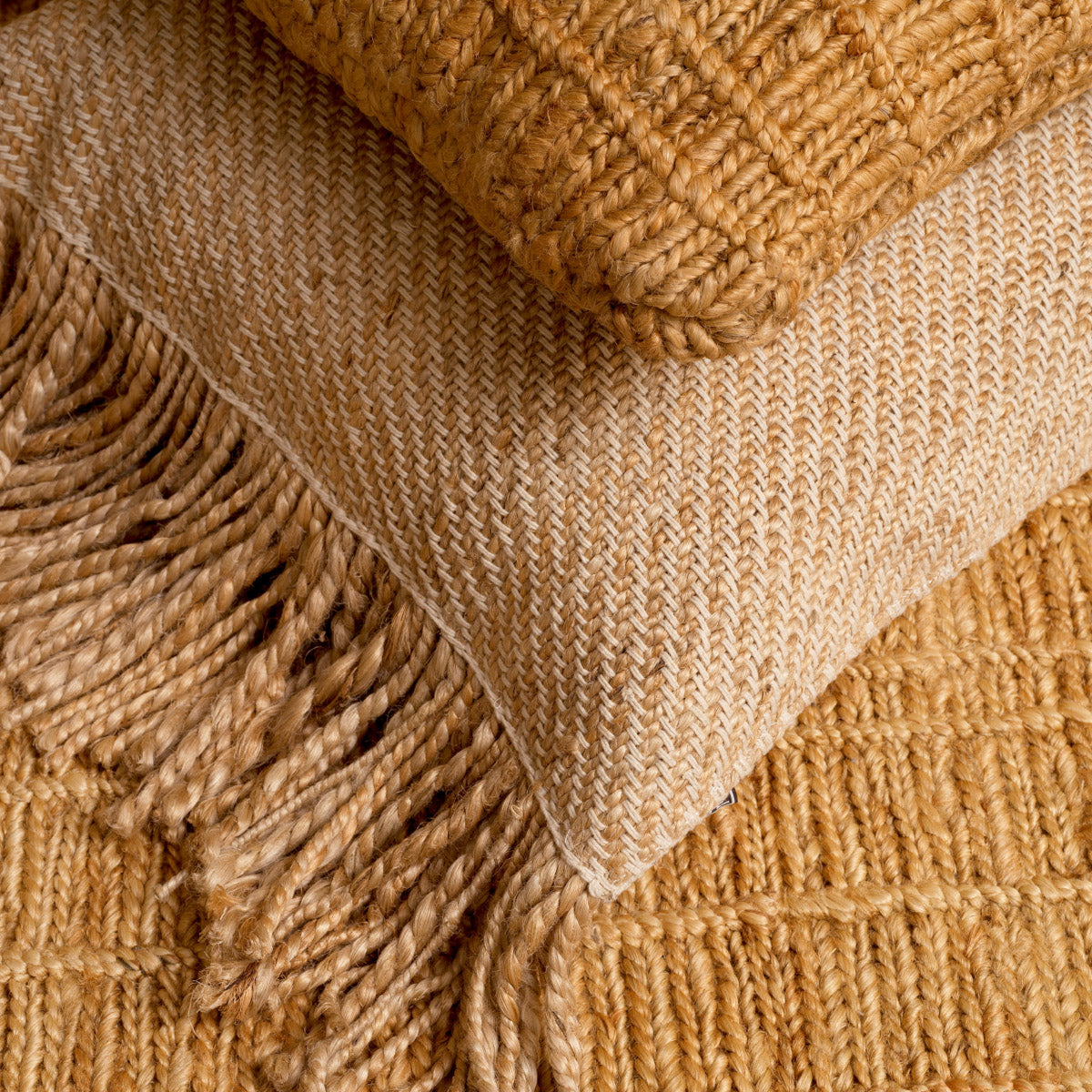 Eichholtz Cushion Palinuro L natural jute flat weave. This luxurious pillow, crafted from 100% jute, offers a sophisticated and
