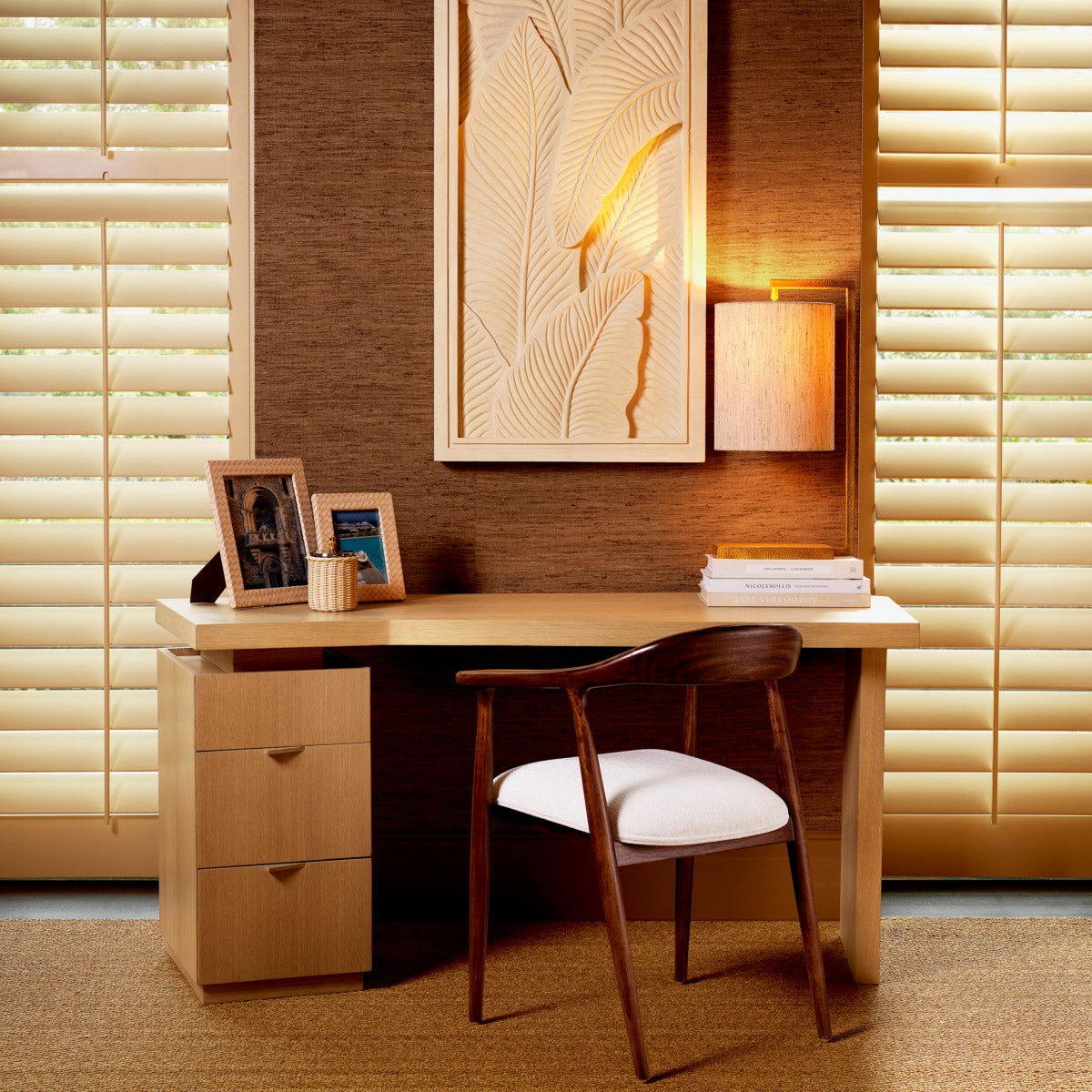 Eichholtz Desk Sarah warm natural oak veneer finish, is a harmonious blend of modern sophistication and timeless elegance.