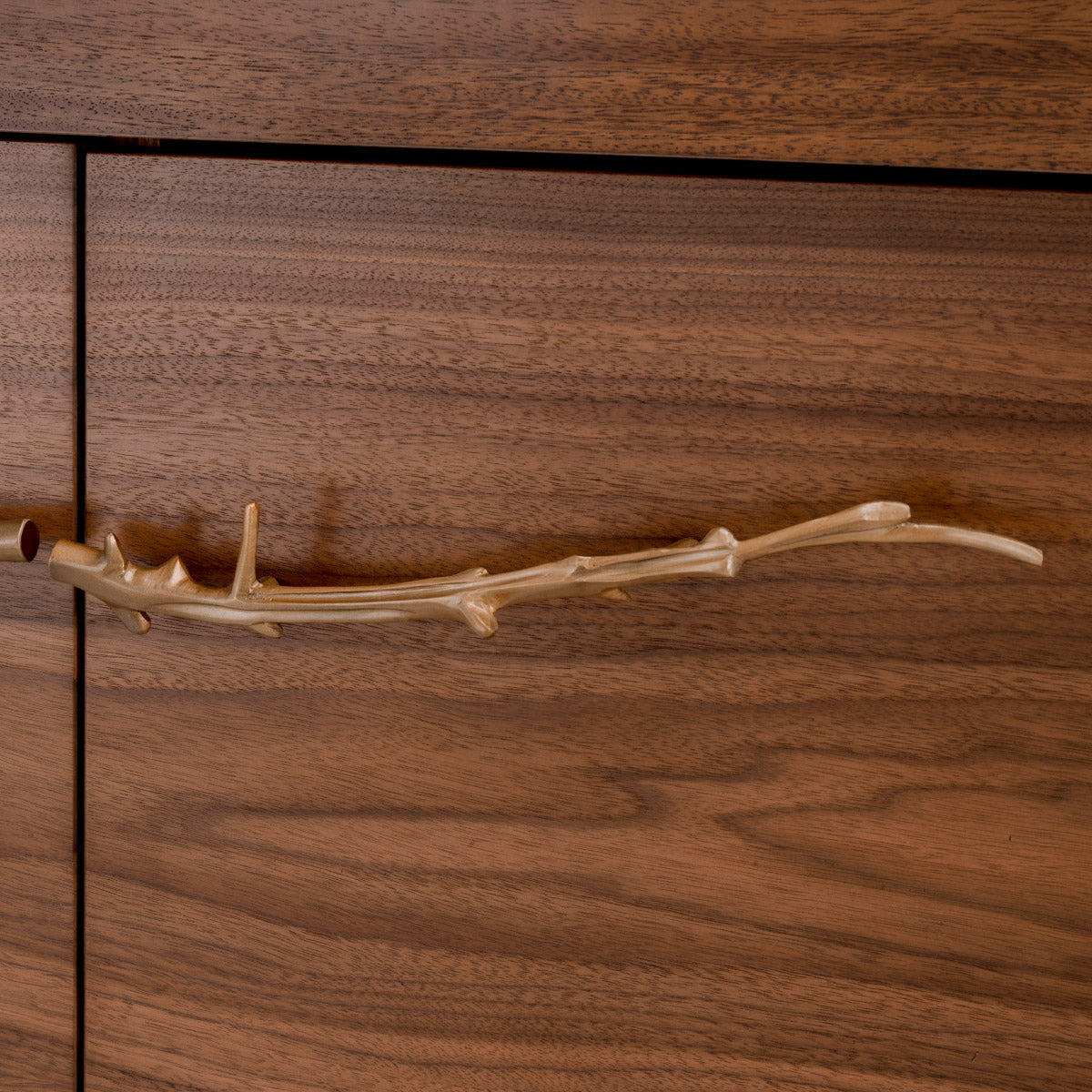 Eichholtz Dresser Charford showroom for design guidance.