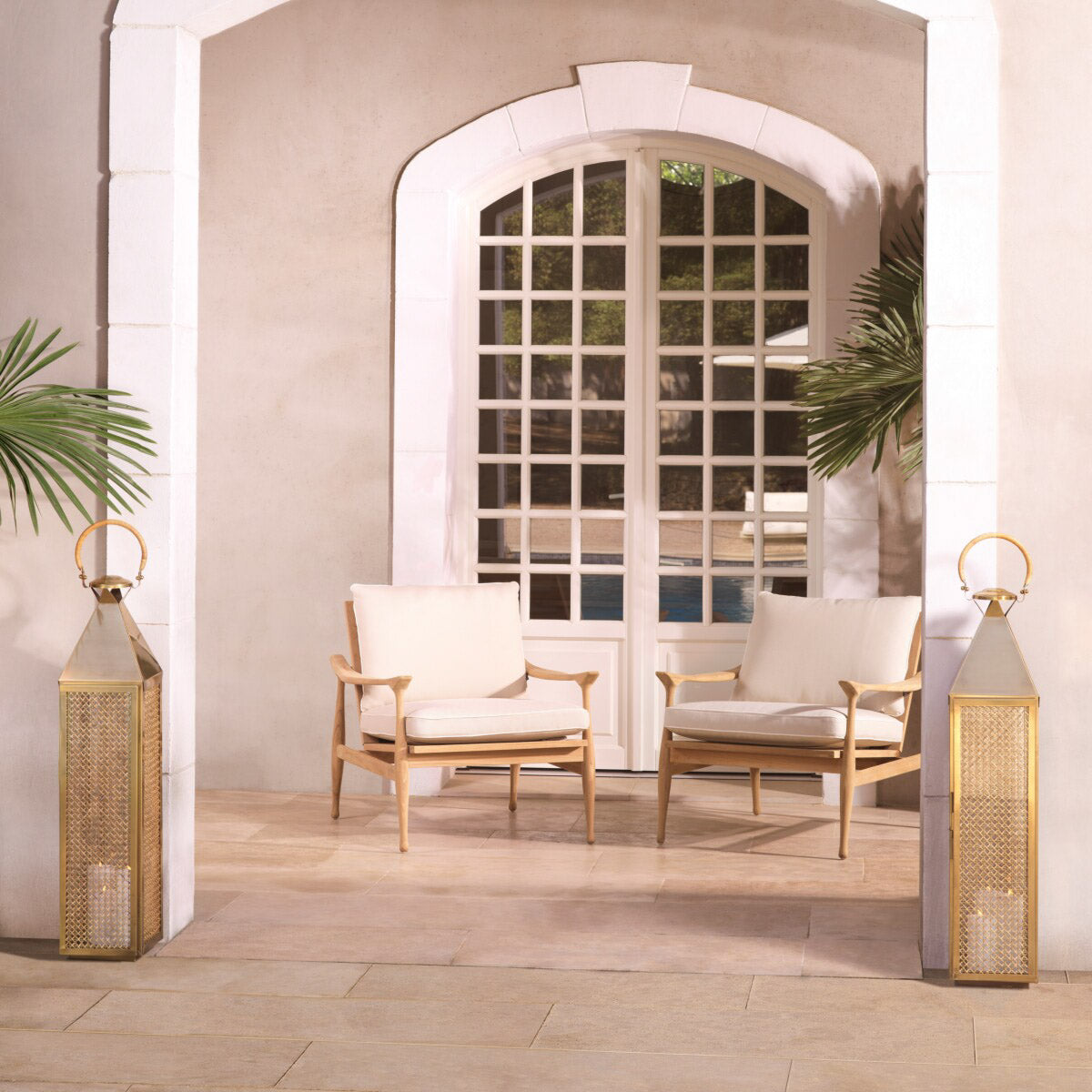 Eichholtz Hurricane Festival L vintage allure, this resplendent masterpiece boasts a vintage brass finish with natural rattan trellis that