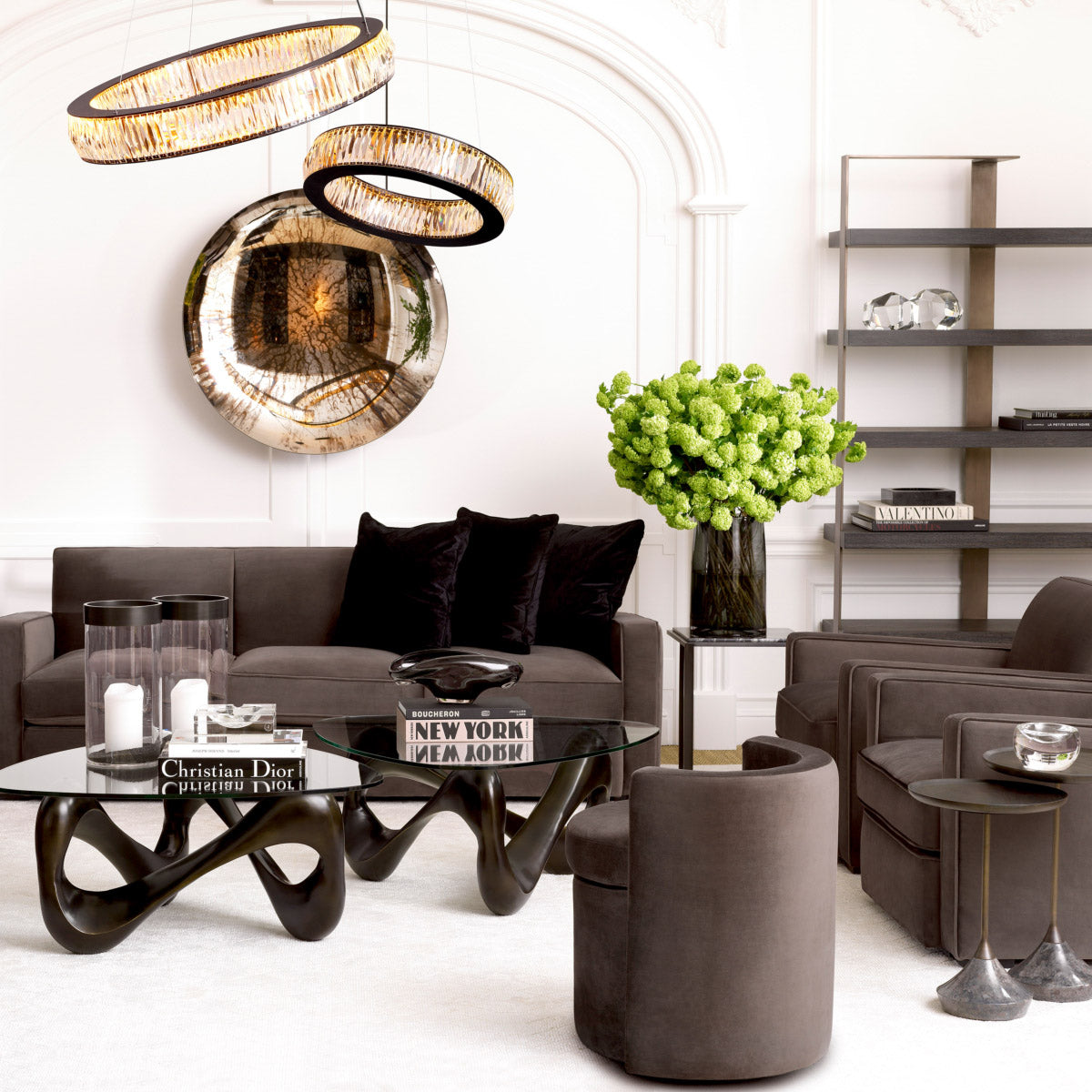 Eichholtz Hurricane Vertex L showpiece or a stylish addition to a romantic ensemble. This conical clear glass hurricane features