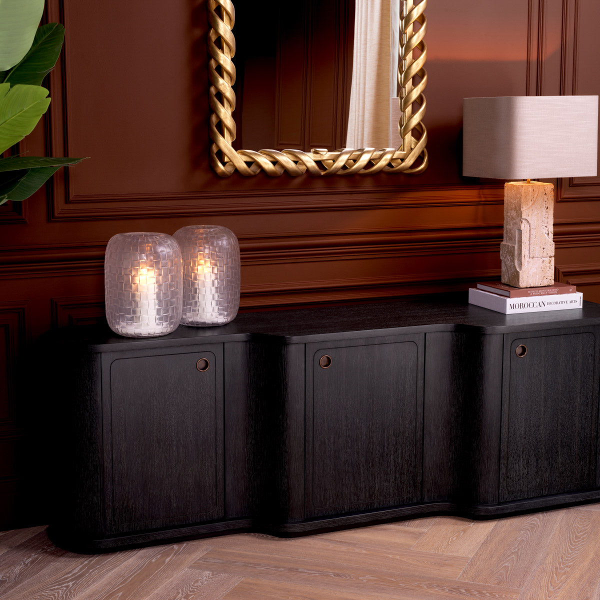 Eichholtz Mirror Casone from wood and adorned with an antique gold finish, showcases the meticulous attention to detail