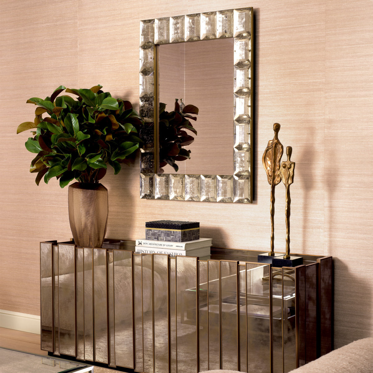 Eichholtz Mirror Mariani luxurious handmade glass. With a vintage brass finish, this mirror effortlessly adds sophistication to any