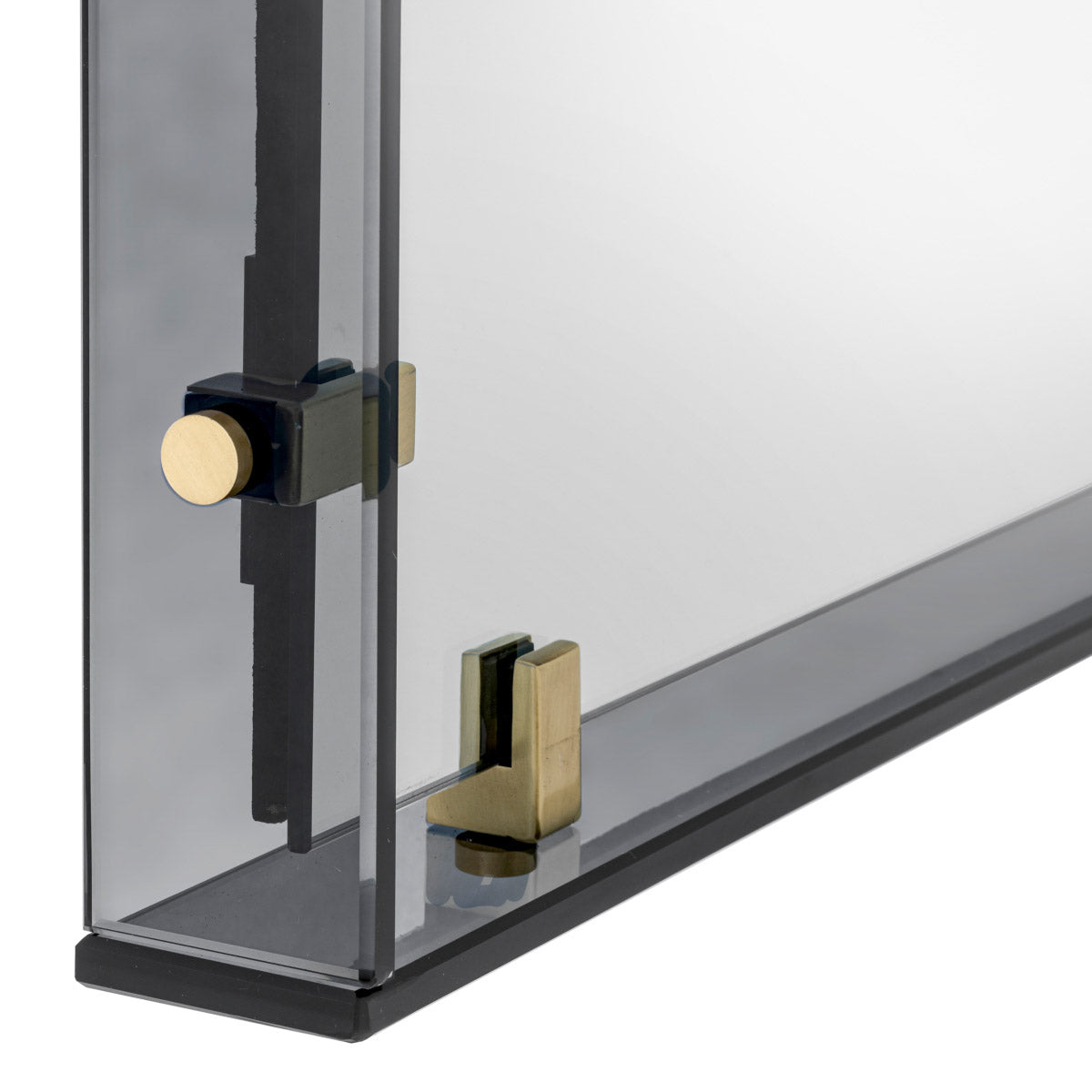 Eichholtz Mirror Verona M uphold the mirror. Mirror Verona M Crafted by Eichholtz this wall mirror pairs refined design