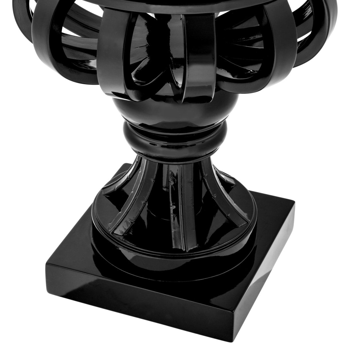 Eichholtz Planter Cypress Gardens is the perfect pot for displaying your favourite plants in classic style. Planter Cypress Gardens