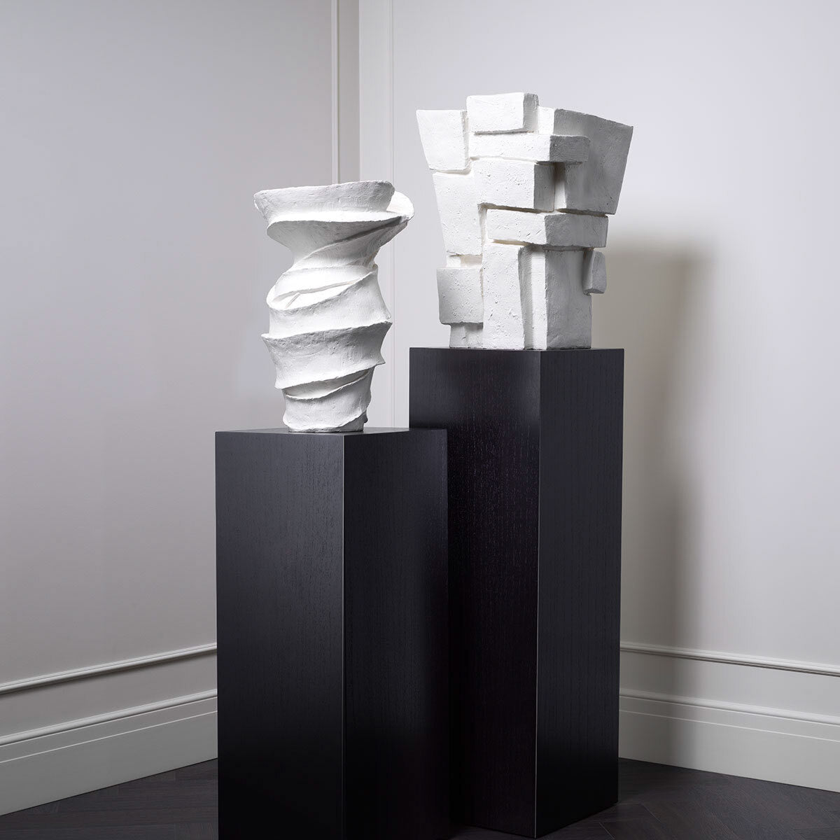 Eichholtz Planter Horta fibreglass for easy handling and long-lasting durability. It features a luxuriously minimalist matte white finish