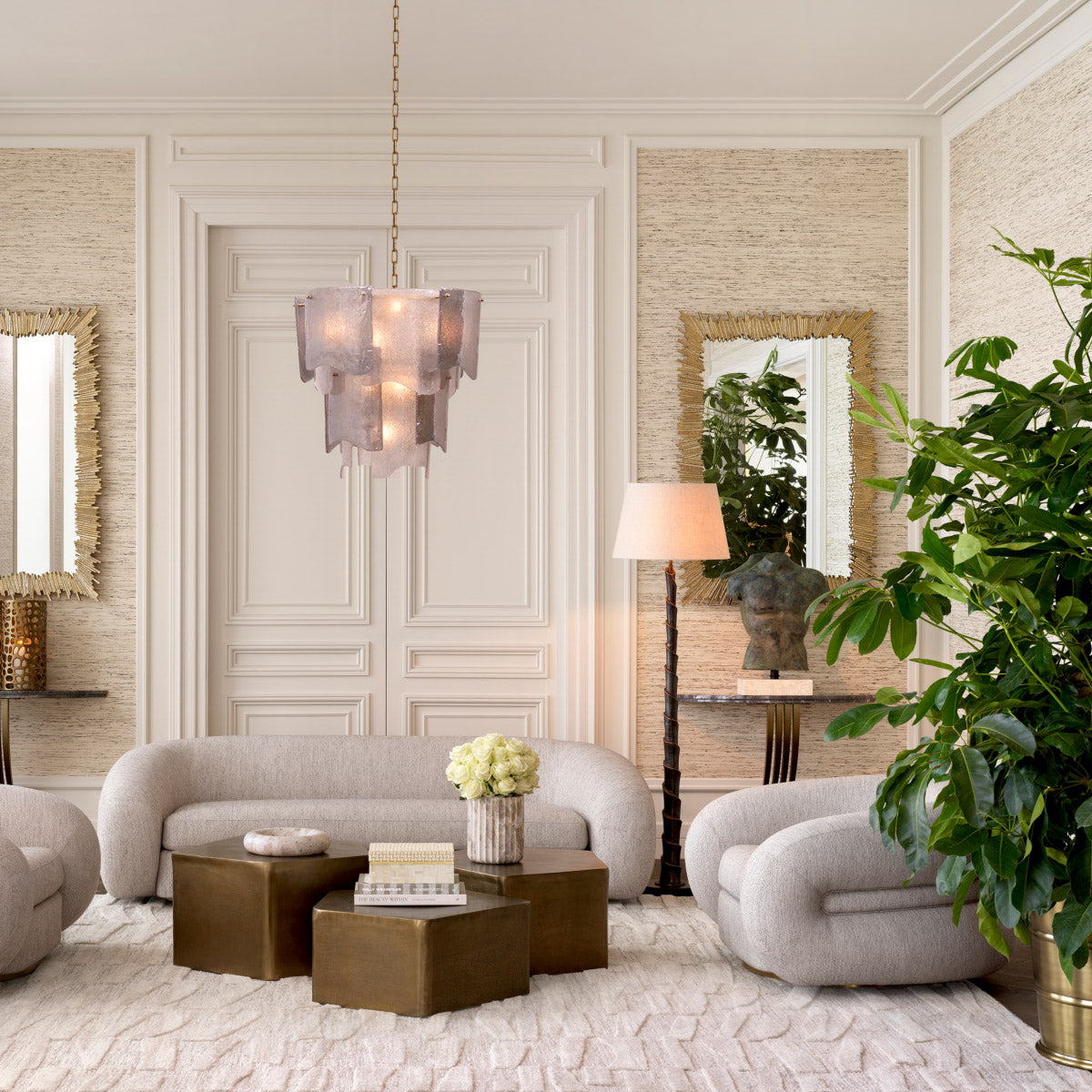 Eichholtz Planter Hortus vintage brass finish, this planter brings a touch of opulence to your outdoor space. Designed