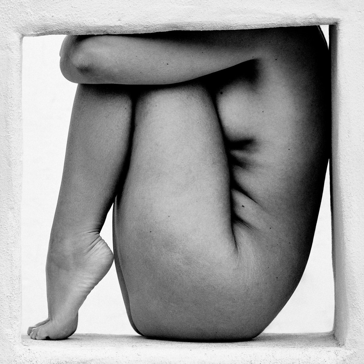 Eichholtz Print Philippe Vogelenzang - Cherche moi frame, its clear glass accentuates the bold, captivating imagery. The artist's hand-en...